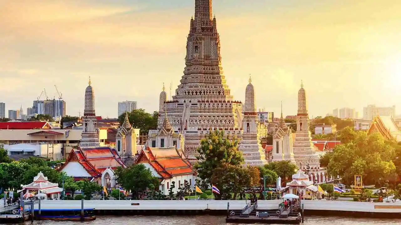 Best airlines that fly to Thailand including Qatar Airways, Emirates, Singapore Airlines, Thai Airways, and Air Asia