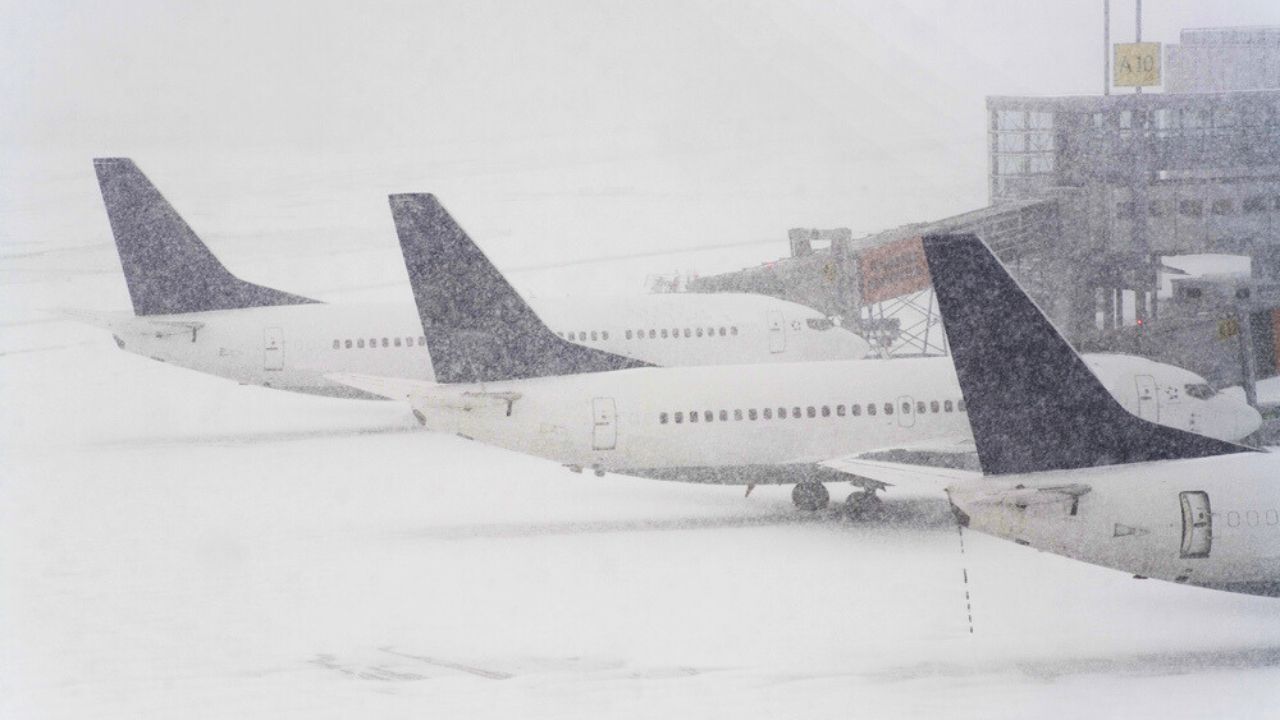 Can Airplanes Fly During Snowfall
