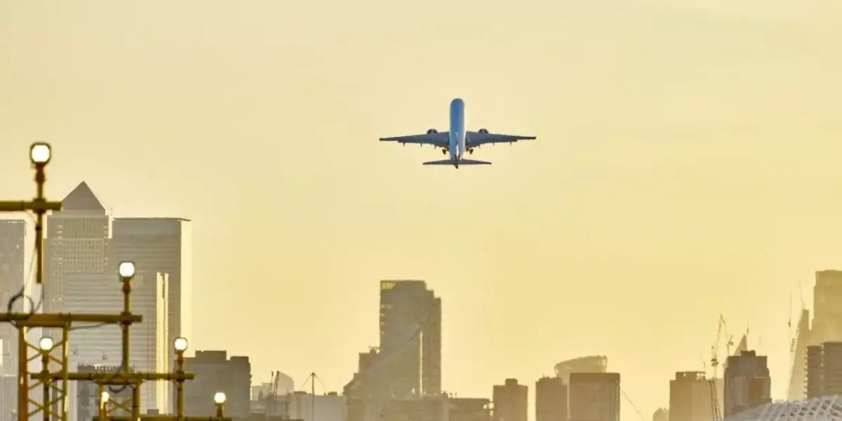 What Airlines Fly Direct From Gatwick to Edinburgh?